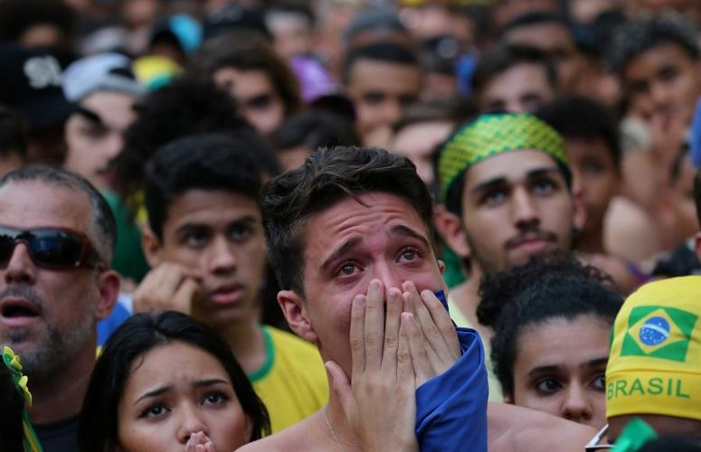 巴西输球后球迷的反应