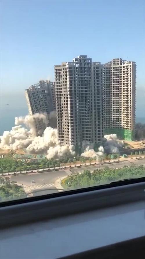 高楼爆破拆除视频